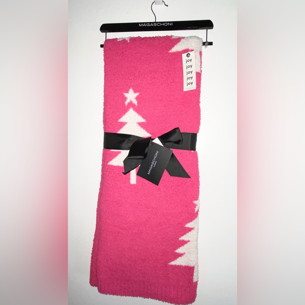 🩷New NWT Reversible Christmas Tree Hot Pink Holiday Throw Blanket Dopamine